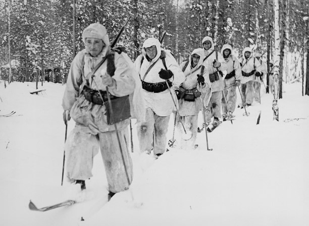 Foto: SVT Bild. Första frontbilderna från Svenska frivilligkåren i Finland i mars 1940 - en patrull ur löjtnant Grafströms jägarkompani.